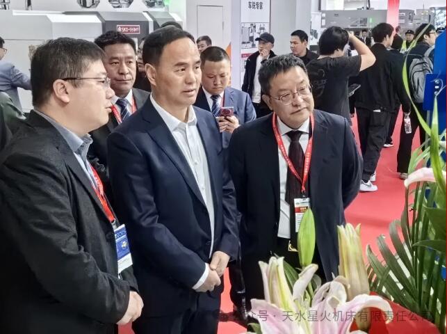 天水市副市長(cháng)胡志勇一行蒞臨星火機床展位參觀(guān)指導 天水市副市長(cháng)胡志勇一行蒞臨星火機床展位參觀(guān)指導