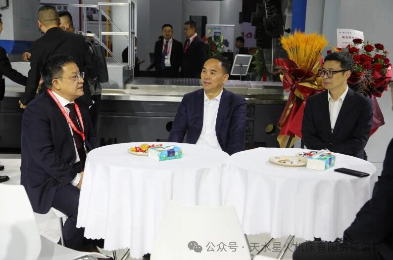 天水市副市長(cháng)胡志勇一行蒞臨星火機床展位參觀(guān)指導 天水市副市長(cháng)胡志勇一行蒞臨星火機床展位參觀(guān)指導