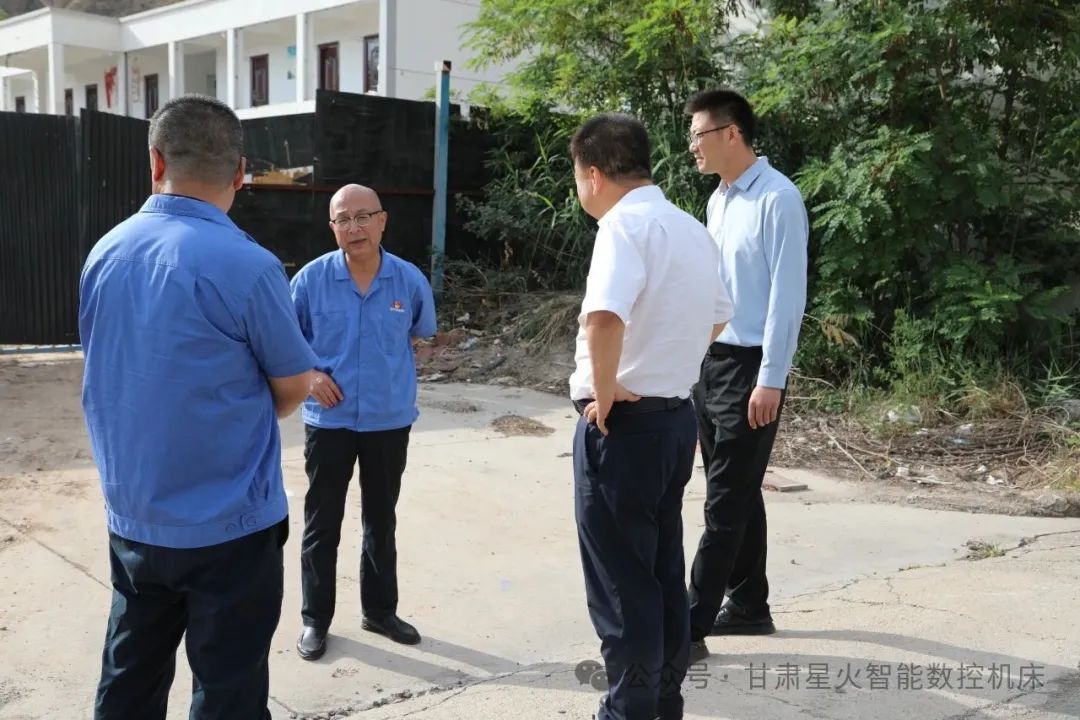 天水市工信局領(lǐng)導來(lái)星火機床公司檢查技改項目 天水市工信局領(lǐng)導來(lái)星火機床公司檢查技改項目